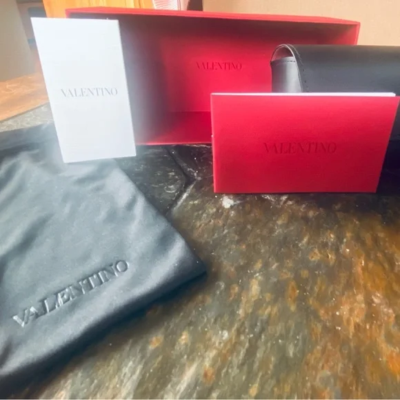 Brand new, never worn ladies Valentino sunglasses. - Picture 7 of 12